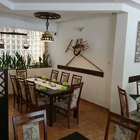 Гостевой дом Restaurant Rosengarten Нойруппин